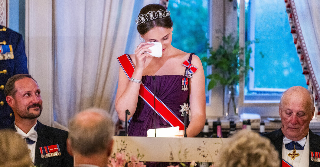Prinsessan Ingrid Alexandra kämpar mot tårarna under sitt tal. Kronprins Haakon, prinsessan Ingrid Alexandra och kung Harald
