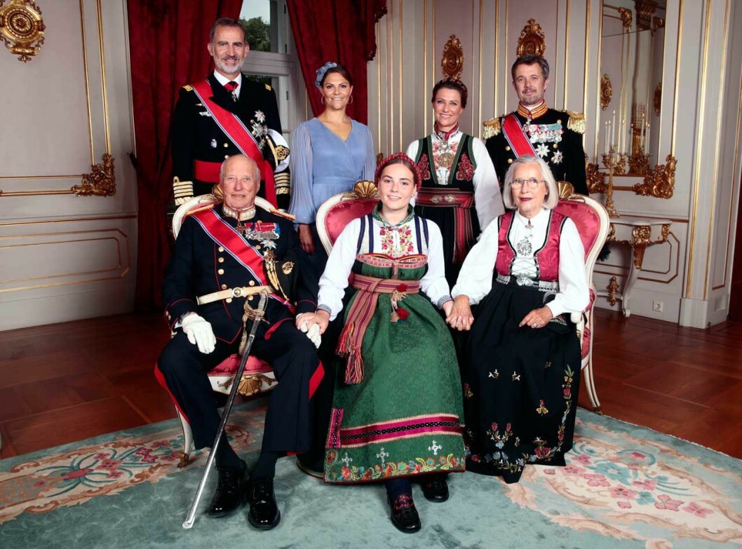 Prinsessan Ingrid Alexandra tillsammans med sina faddrar. På första raden sitter prinsessan med sin farfar konungen av Norge samt sin mormor Marit Tjessem. Bakom prinsessan står de övriga faddrarna konungen av Spanien, kronprinsessan, prinsessan Märtha Louise av Norge samt kronprinsen av Danmark. Ingrid Alexandra med faddrar