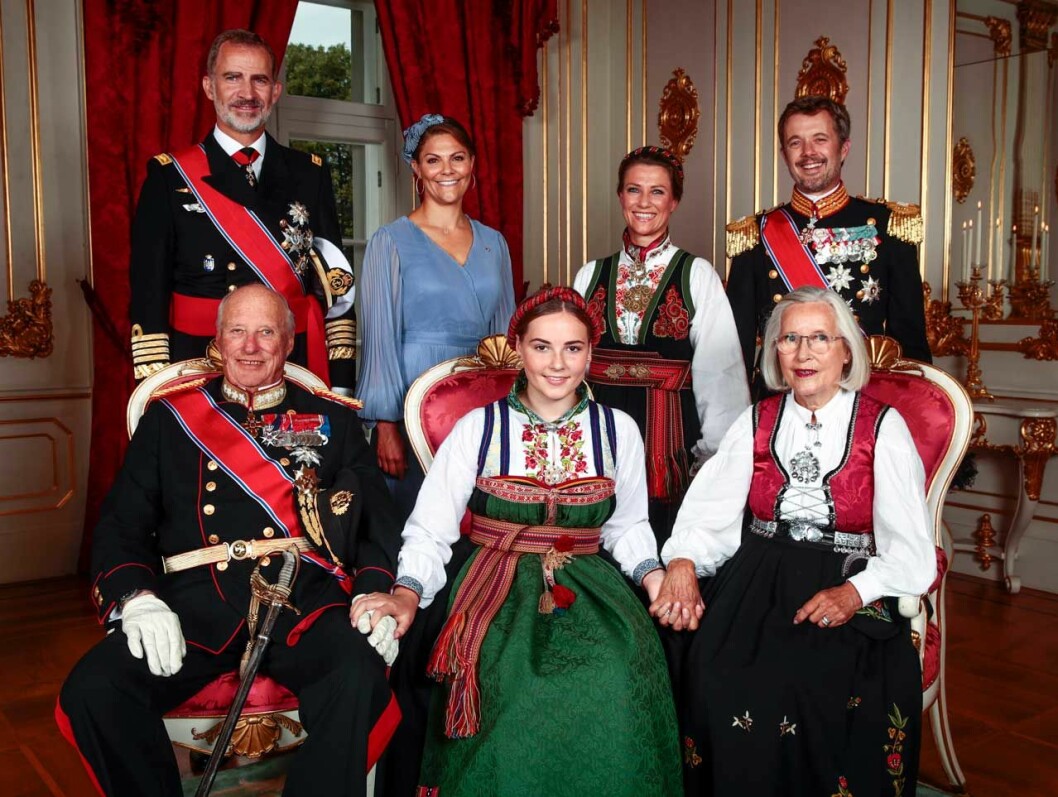 Marit Tjessem tillsammans med norska kungafamiljen och kronprinsessan Victoria vid barnbarnet Ingrid Alexandras konfirmation 2019. Ingrid Alexandra konfirmation