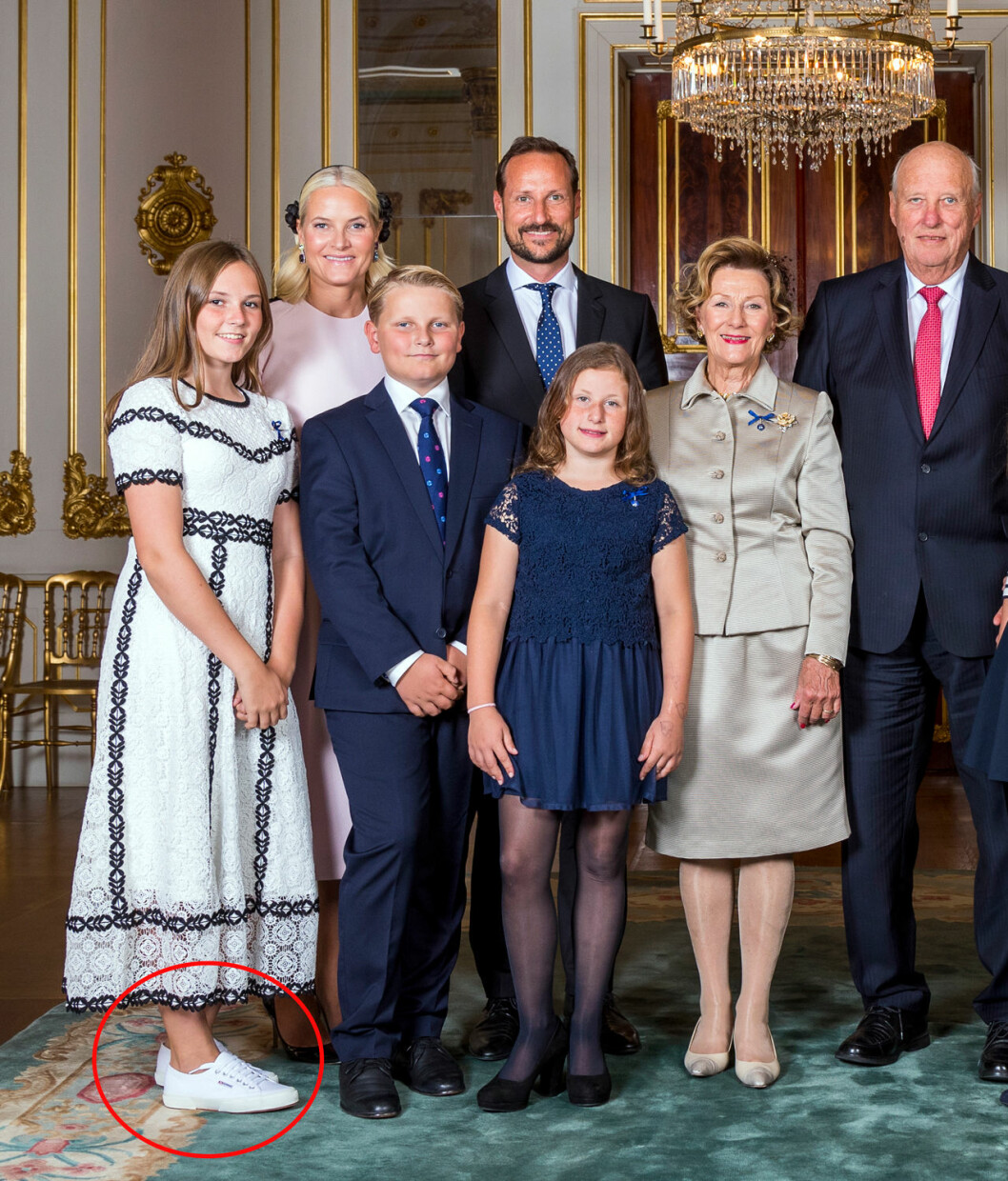 Sko-skrällen: ett par vita Superga-sneakers mitt bland alla finpumpsen. Prinsessan Ingrid Alexandra i sneakers på kung Haralds och drottning Sonjas guldbröllop.