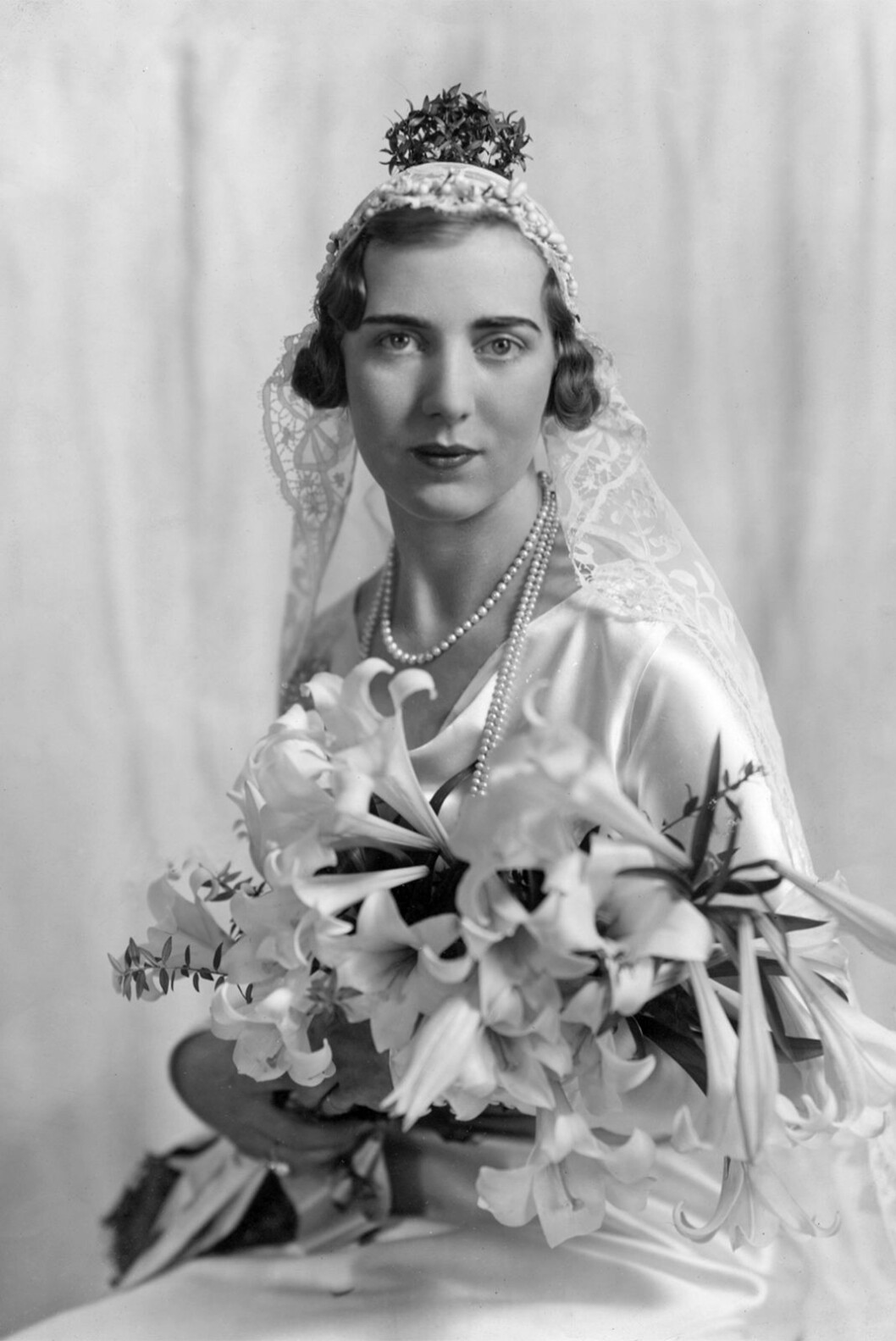 Ingrid av Danmark , kronprinsessa och drottning till Kung Frederik av Danmark i brudklänning efter vigseln den 24 maj 1935.