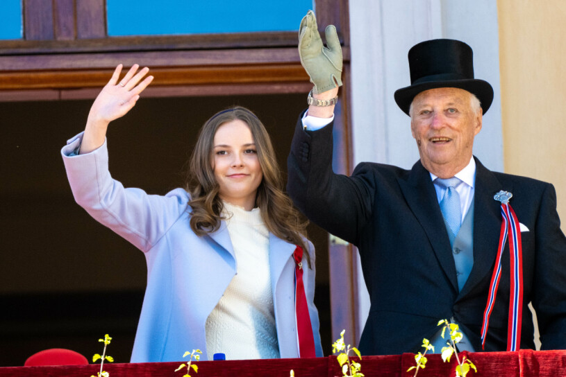 Kung Harald, och vid sin sida har han Ingrid Alexandra som en dag kommer ta hans plats. Ingrid Alexandra och kung Harald vinkar