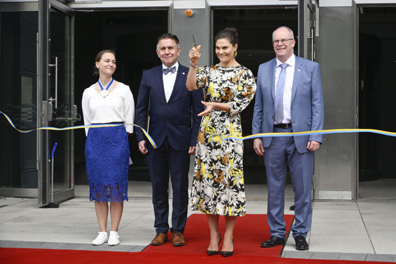 Guldsaxen i högsta hugg, och kronprinsessan klipper bandet som om hon aldrig gjort något annat! Kronprinsessan Victoria inviger Ångströmslaboratoriet