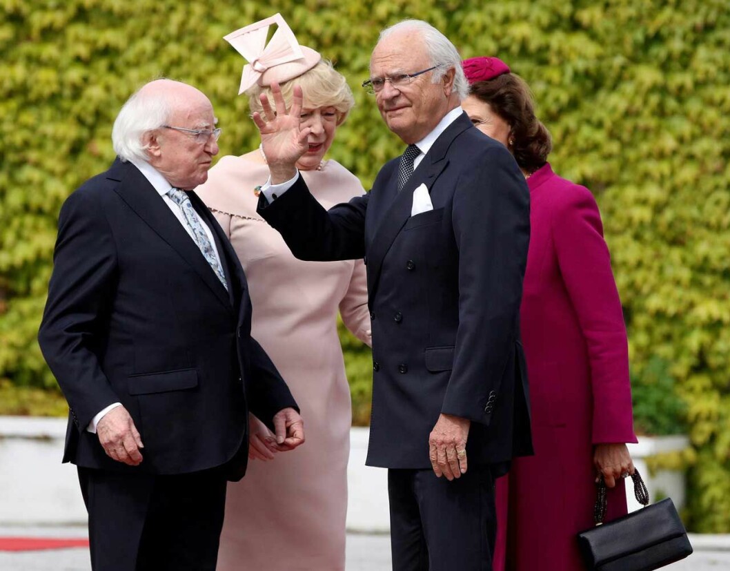 …och i dag var det dags för kungen och drottning Silvia. kung Carl Gustaf och drottning Silvia på statsbesök, hälsas välkomna av Irlands presidentpar.