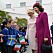 Drottning Silvia hälsar på barn under kungaparets statsbesök på Irland.
