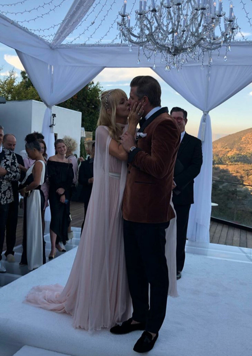 Bröllopskyssen mellan Izabella Scorupco och hennes nya man Karl Rosengren vid bröllopet i Hollywood.