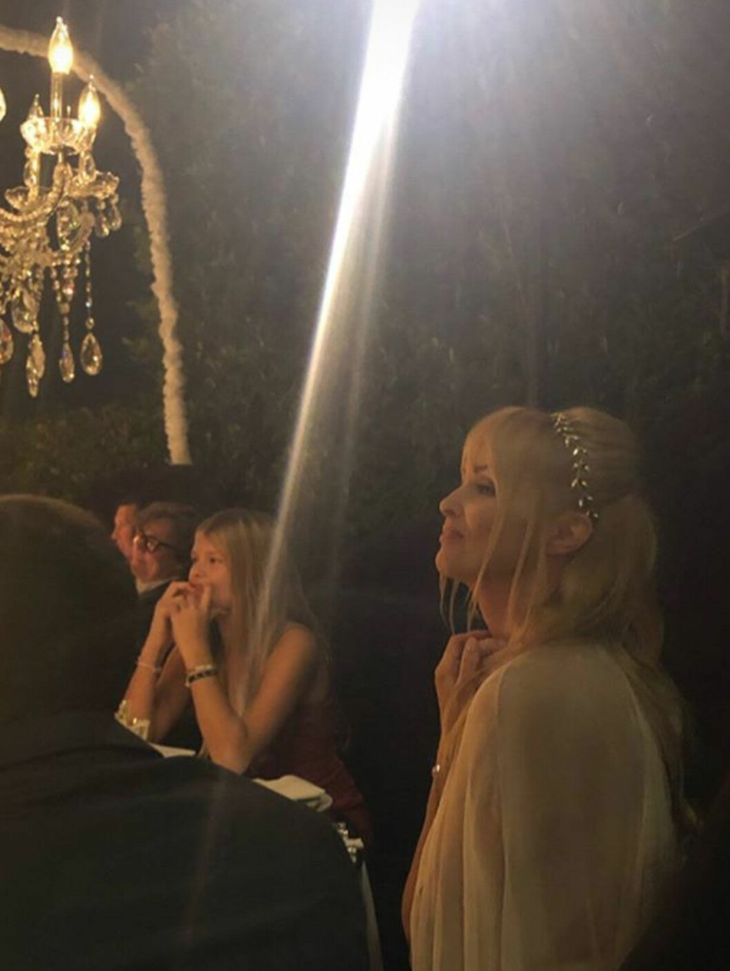 Det var en lycklig brud som lyssnade till talen. Izabella Scorupcos bröllop med Karl Rosengren i Hollywood Hills.
