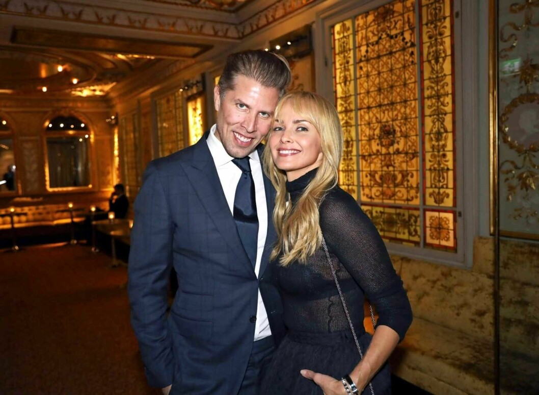 Förälskade! Izabella har funnit kärleken igen, i finansmannen Karl Rosengren. Förälskade! Izabella har funnit kärleken igen, i finansmannen Karl Rosengren.