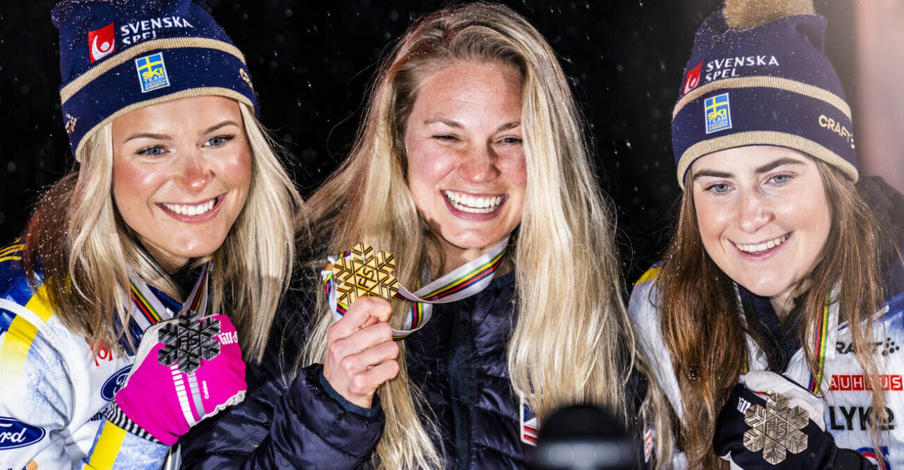 Medaljceremoni för Frida Karlsson, silver, Jessie Diggins, guld och Ebba Andersson, brons i damernas 10 km fristil under skid-VM i Planica 2023.