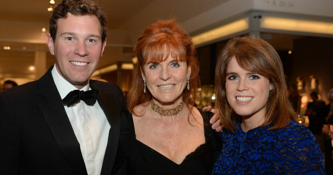 Jack Brooksbank med sin fästmö prinsessan Eugenie och henne mamma Sarah Ferguson.