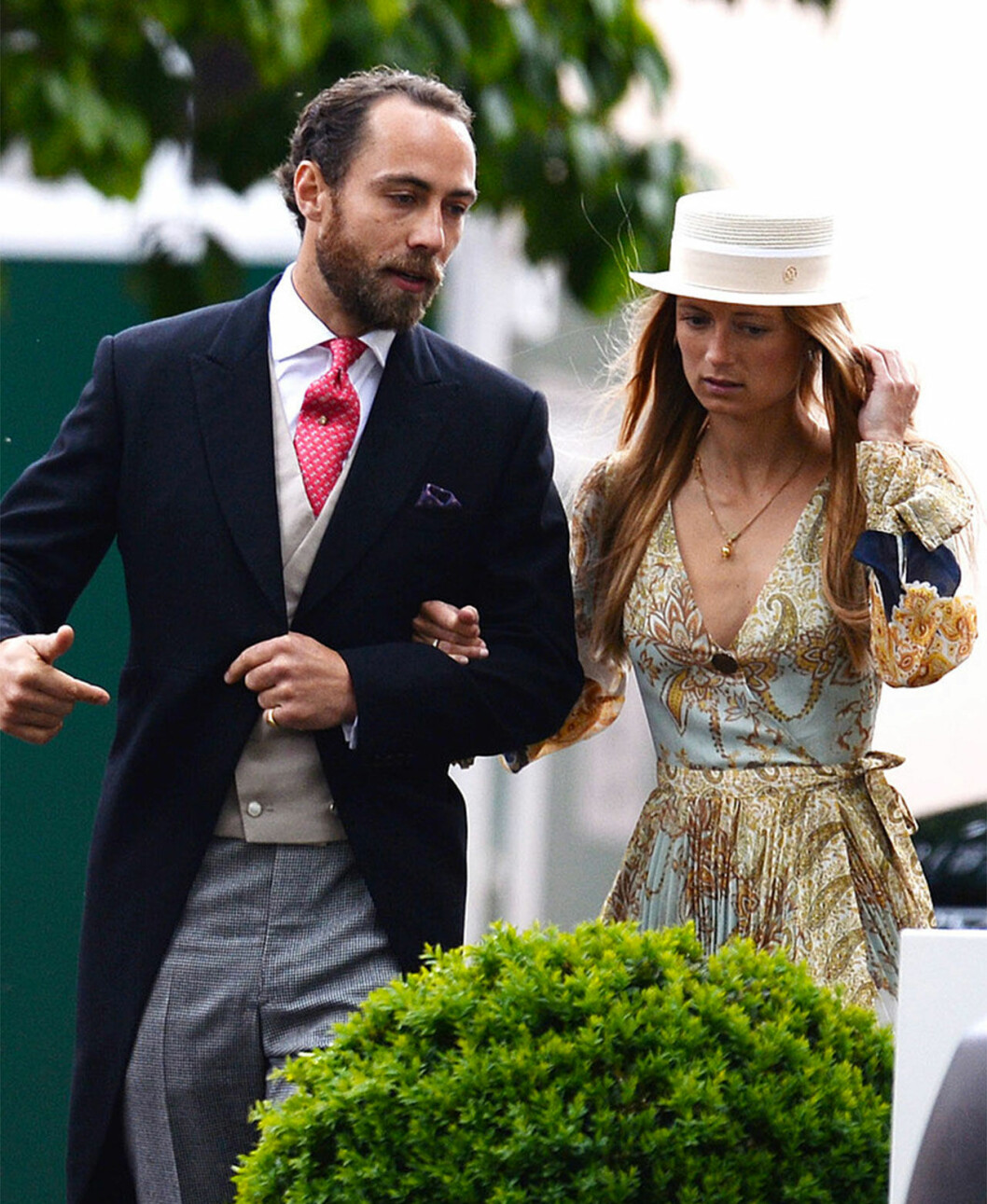 James Middleton och Alizee Thevenet vid Lady Gabriellas och Thomas Kingstons bröllop i Windsor Castle. James Middleton och Alizee