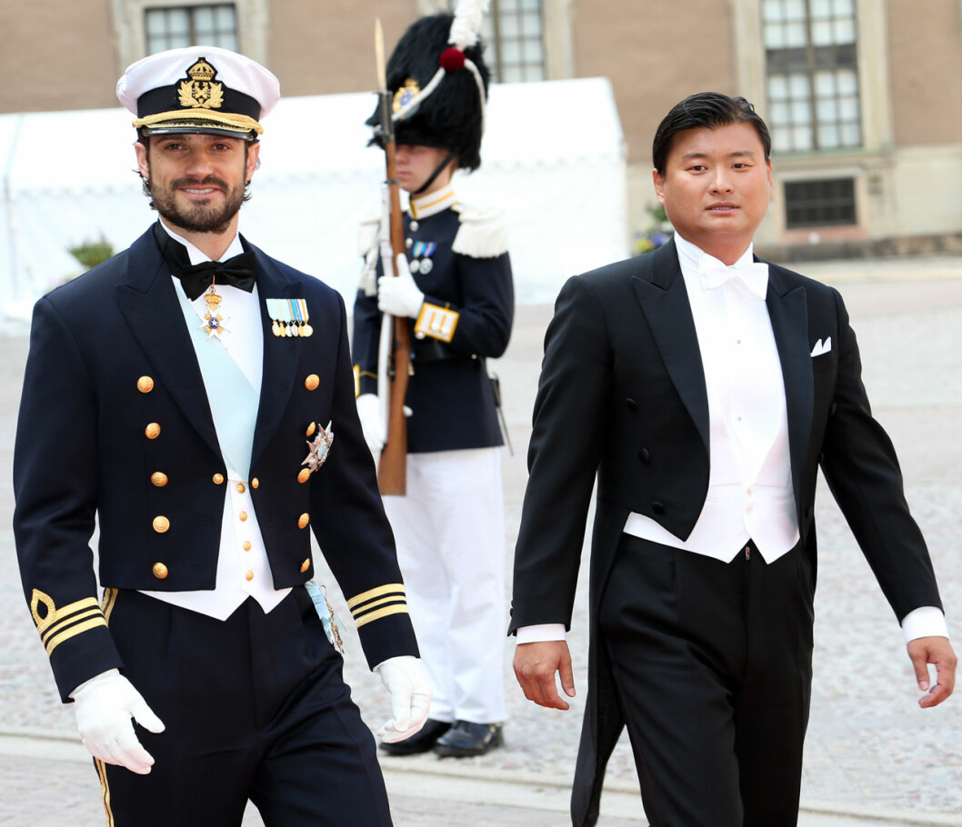 Vänner i vått och torrt. Prins Carl Philip med sin bestman Jan-Åke Hansson.