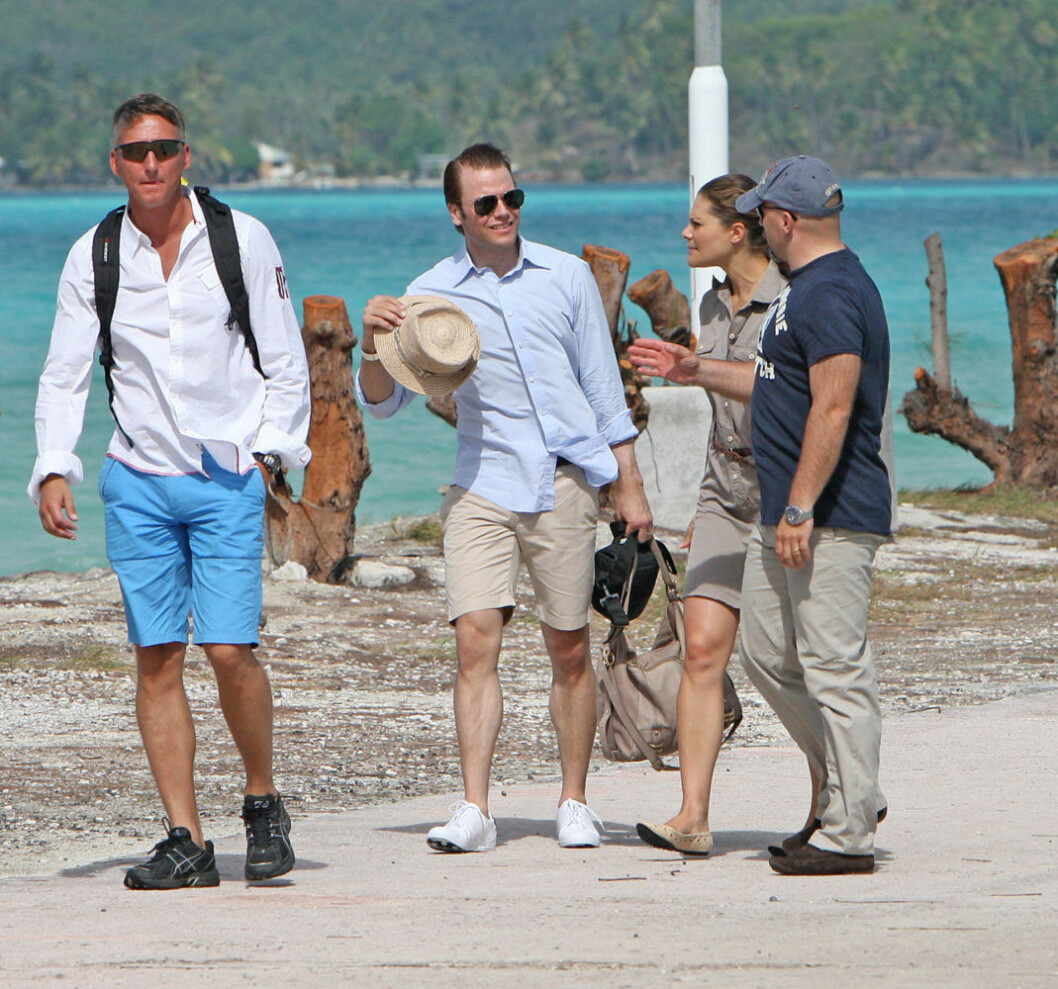 Dåvarande säkerhetsansvarige Jan Gustavsson tillsammans med kronprinsessparet längs en strandpromenad på Tahiti. Kronprinsessan Victoria och prins Daneil på Tahiti med livvakten Jan Gustavsson.