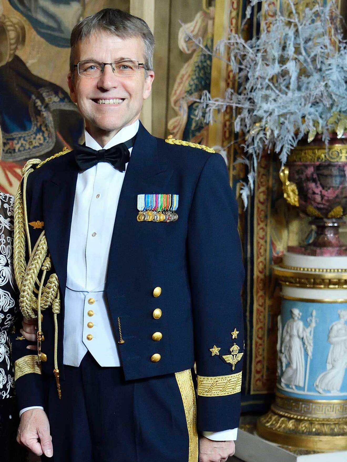 Kungens stabschef Jan Salestrand. Han har 40 år i Försvarsmakten bakom sig. Han har tidigare varit chef för Högkvarteret och Försvarsmaktens ledningsstab, samt statssekreterare i försvarsdepartementet.