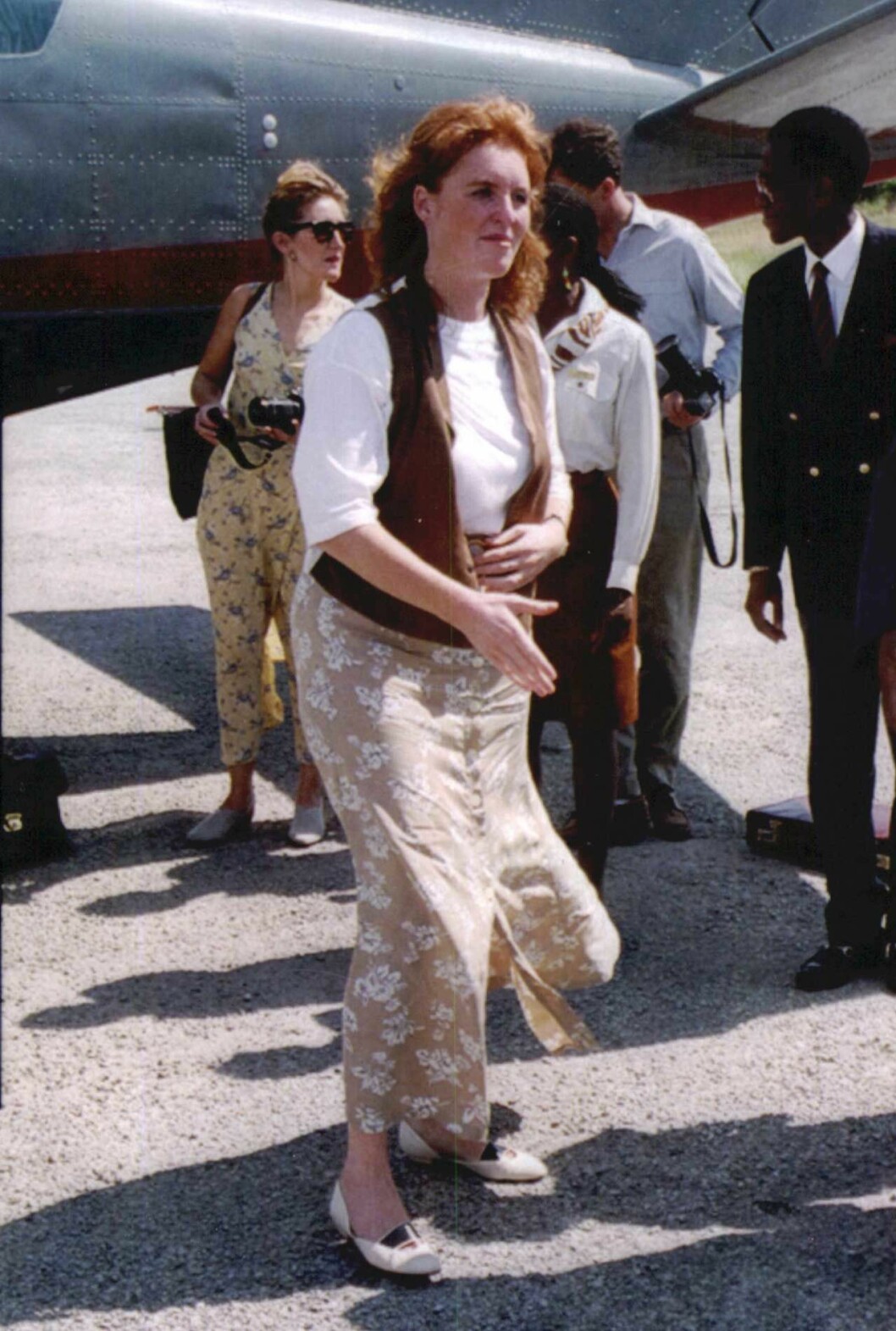Jane Andrews, fem steg bakom Fergie i ljusgul blommig klänning. Fergie med sin kammarjungfru Jane Andrews som senare dömdes för mord.