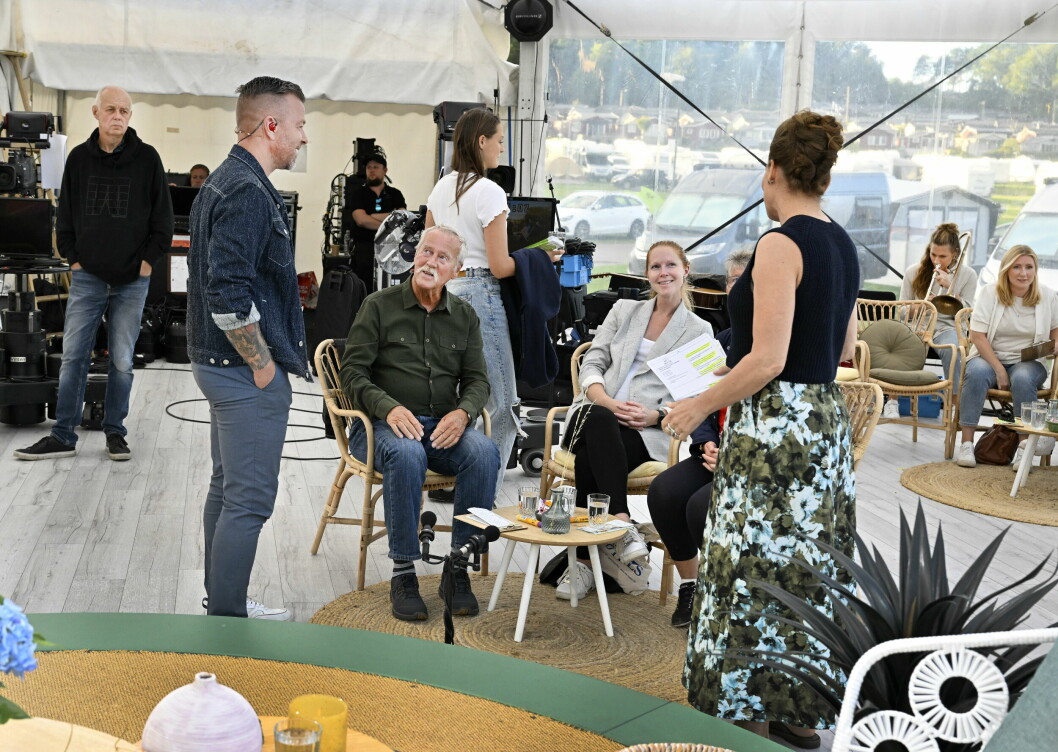 En höggravid och glad Therese höll Casper sällskap under inspelningarna. Casper Janebrink och flickvännen Therese Andersson under inspelningen av Sommarbingo
