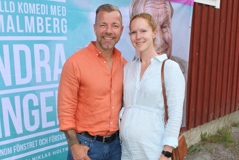 Wow! Här visade Casper upp Therese för första gången. Casper Janebrink och flickvännen Therese Andersson