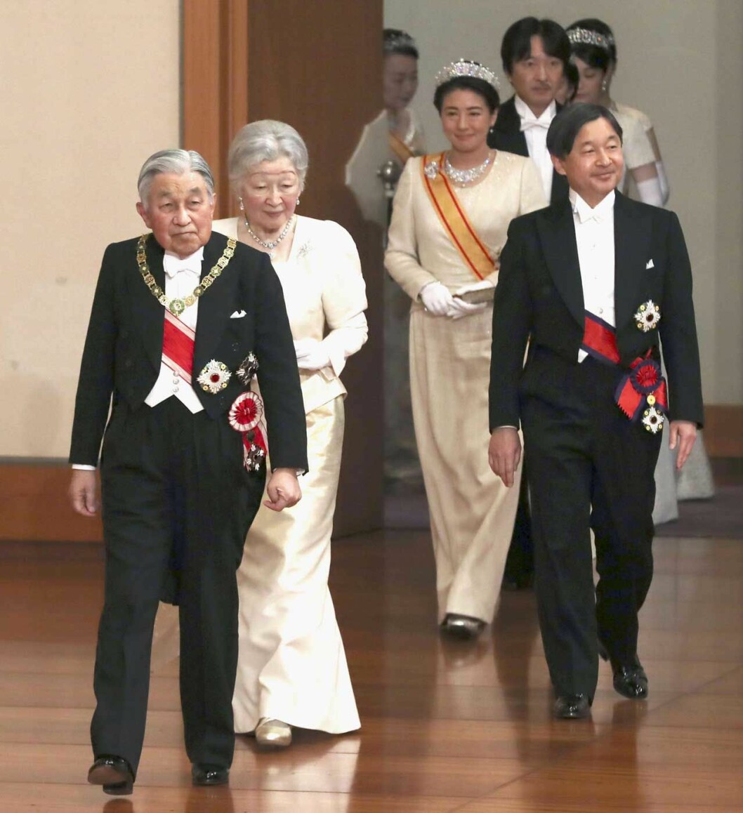 Det gamla kejsarparet – och det nya. Nu får Akihito, 85, och Michiko, 84, äntligen pusta ut. Det gamla kejsarparet Akihito och Michiko – och det nya: Naruhito och Masako.