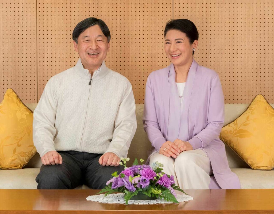 Säg hej till Naruhito, den 126:e kejsaren i världens äldsta monarki! Till höger kejsarinnan Masako. Japans nya kejsarpar Naruhito och Masako i soffan hemma i palatset.