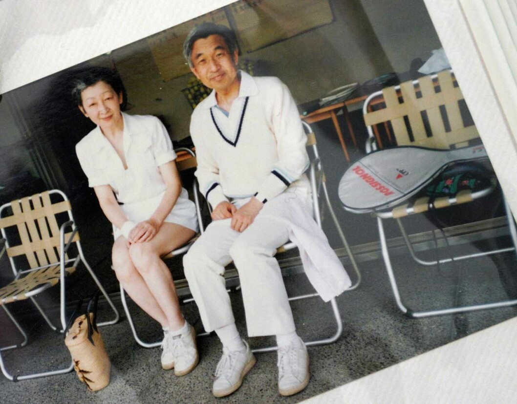 Ex-kejsarparet Akihito och Michiko på tennisklubben i yngre dagar (det var faktiskt där som de en gång möttes). Ex-kejsarparet Akihito och Michiko i yngre dar. Och det var faktiskt på tennisklubben som de en gång träffades.