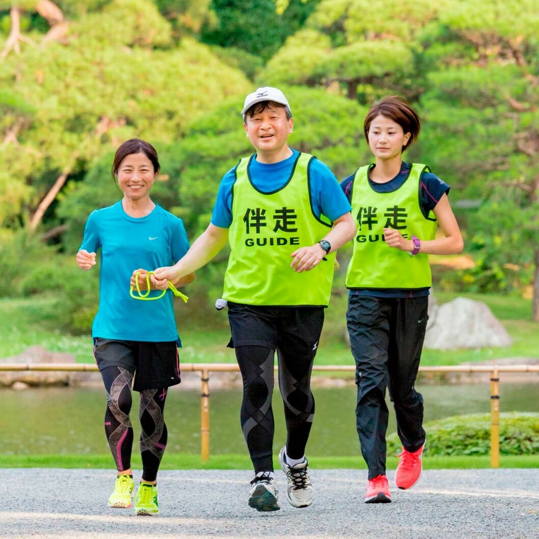 Det är faktiskt kejsaren som kommer joggande! Kejsar Naruhito under en av sina löprundor i palatsträdgården i Tokyo.