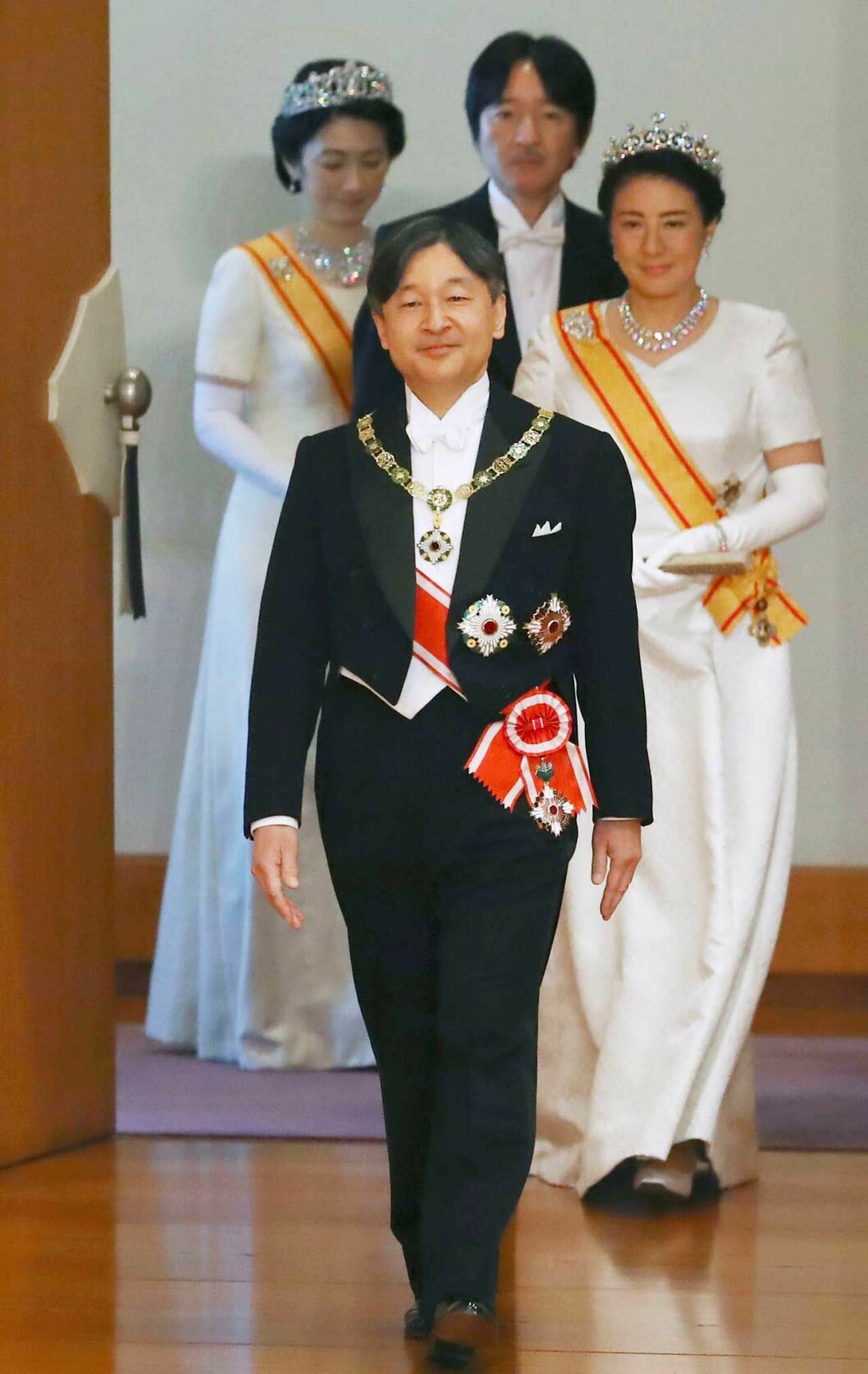 Kejsar Naruhito med sin fru Masako och sin bror Akishino som är Japans nya kronprins.