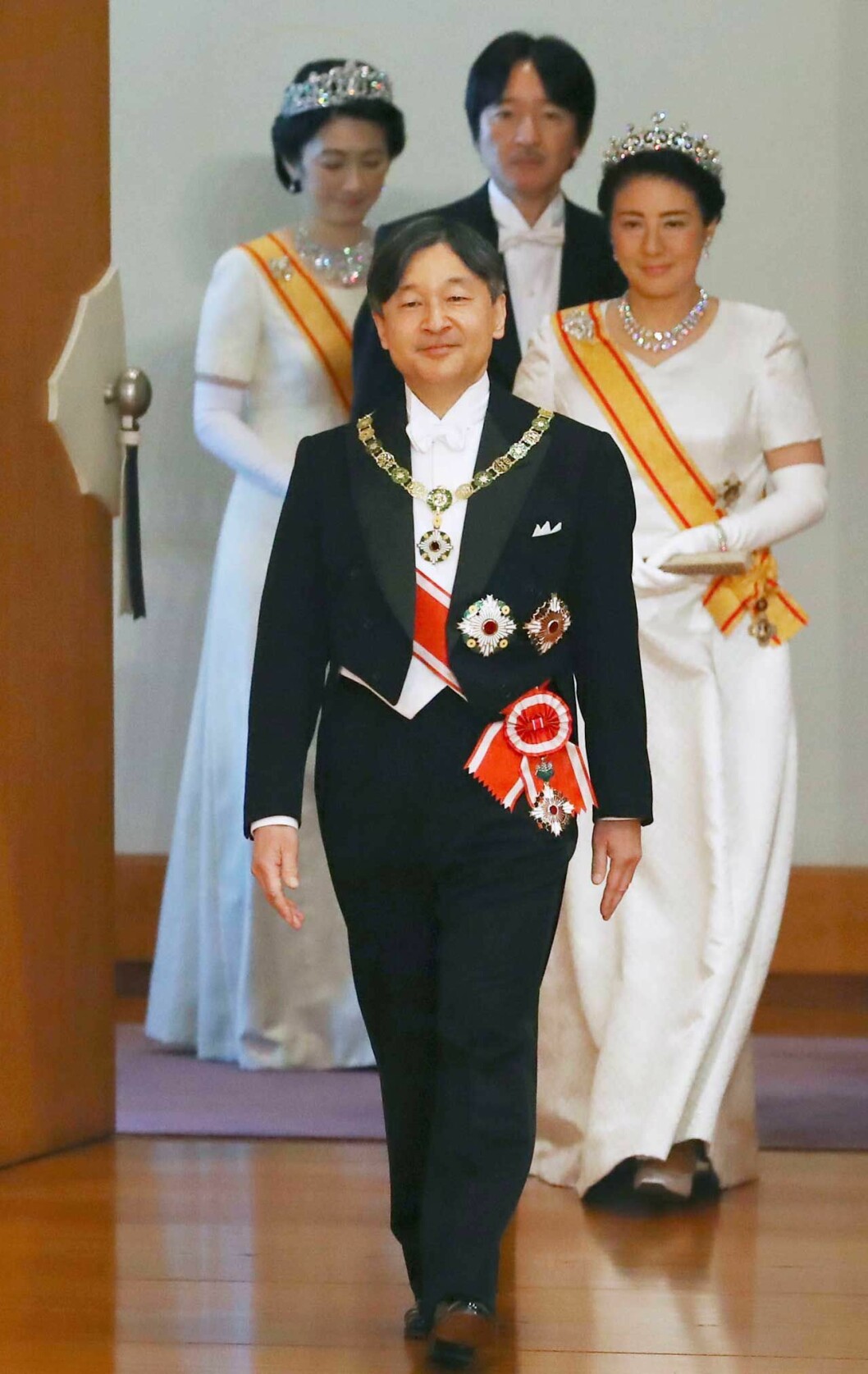 Kejsar Naruhito med sin fru Masako och sin bror Akishino, som är Japans nya kronprins. Kejsar Naruhito med sin fru Masako och sin bror Akishino som är Japans nya kronprins.