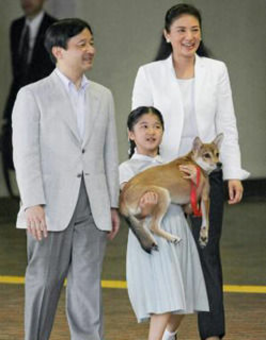 Prinsessan Aiko älskar verkligen sin hund. Prinsessan Aiko älskar verkligen sin hund.