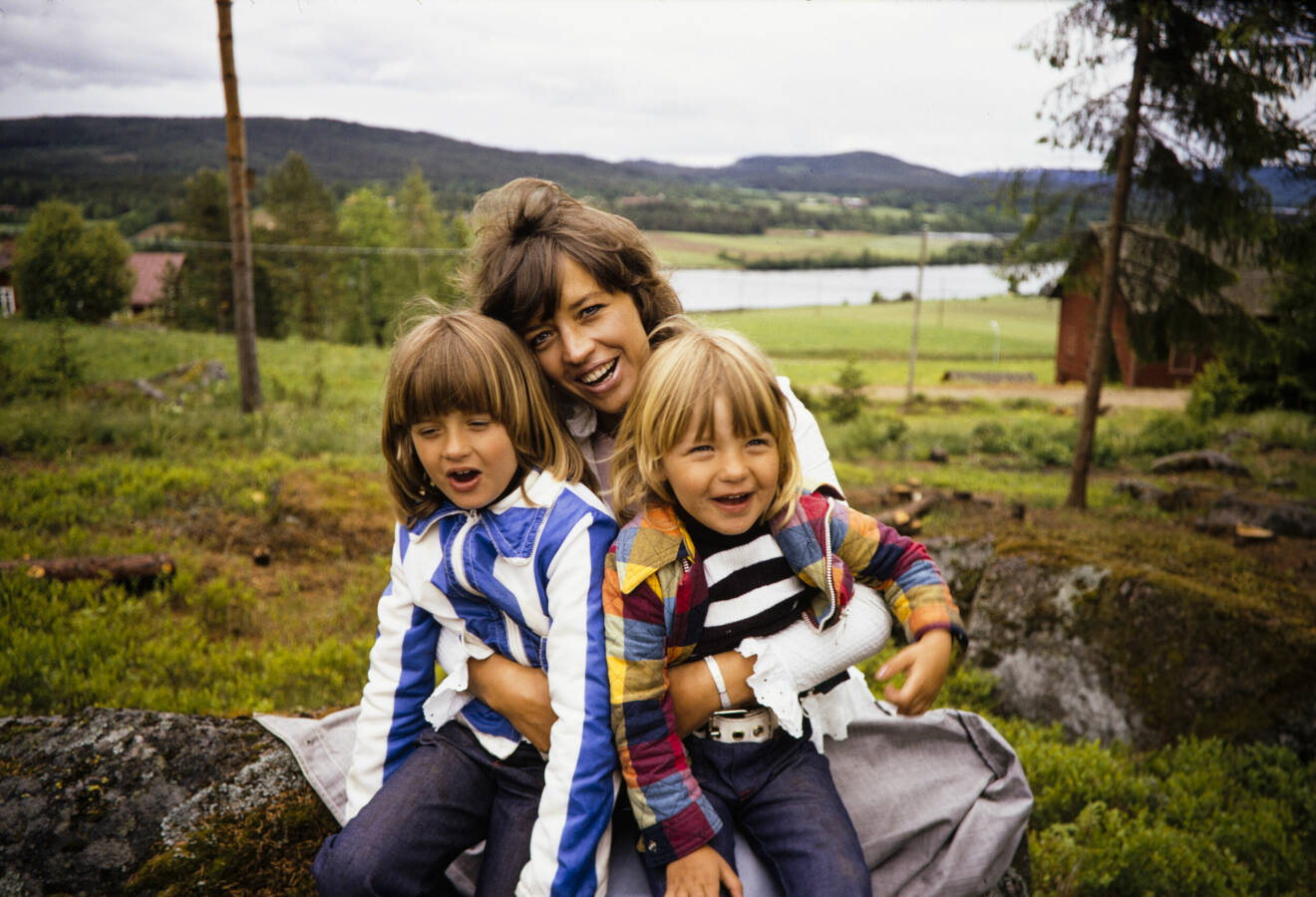 Lill-Babs med döttrarna Kristin Kaspersen och Malin Berghagen i knät 1973