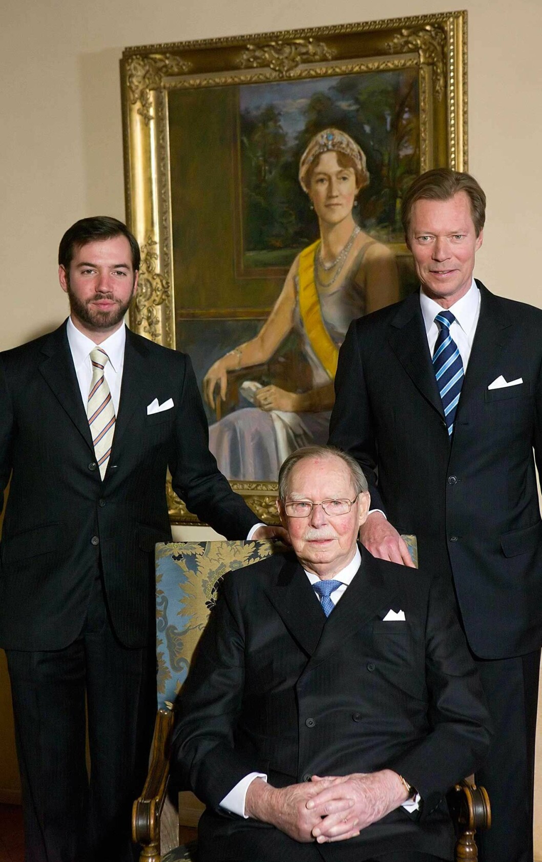 Från vänster, längst fram: Arvprins Guillaume, Storhertiginnan Maria Teresa, Storhertig Jean, Storhertig Henri, Arvprinsessa Stéphanie Andra raden: Prins Guillaume, Prinsessan Margaretha, Ärkehertiginnan Marie-Astrid, Prins Jean. Tredje raden: Prinsessan Sibilla, Prins Nikolaus av Liechtenstein, Ärkehertig Carl-Christian, Grevinnan Diane av Nassau Fjärde raden: Prinsessan Eleonora av Ligne, Prins Michel av Ligne, Prins Robert av Luxembourg, Baronessan Sophie de Potesta, Grevinnan Monica av Holstein-Ledreborg. Femte raden: Grevinnan Silvia av Holstein-Ledreborg, grevinnan Lydia of Holstein-Ledreborg, prinsessan Anne of Ligne, Baron Jean-Louis de Potesta, Henrik de Jonquières. Sjätte raden: John Munro av Foulis, Grevinnan Tatiana av Holstein-Ledreborg, Prins Wauthier av Ligne, Chevalier Charles de Fabribeckers de Cortils de Grâce, Prinsessan Sophie av Ligne. Sjunde raden: Grevinnan Antonia av Holstein-Ledreborg, Mark von Riedemann, Prinsessan Régine av Ligne, Prins Lamoral av Ligne, Prinsessan Jacqueline av Ligne. Jean av Luxemburg