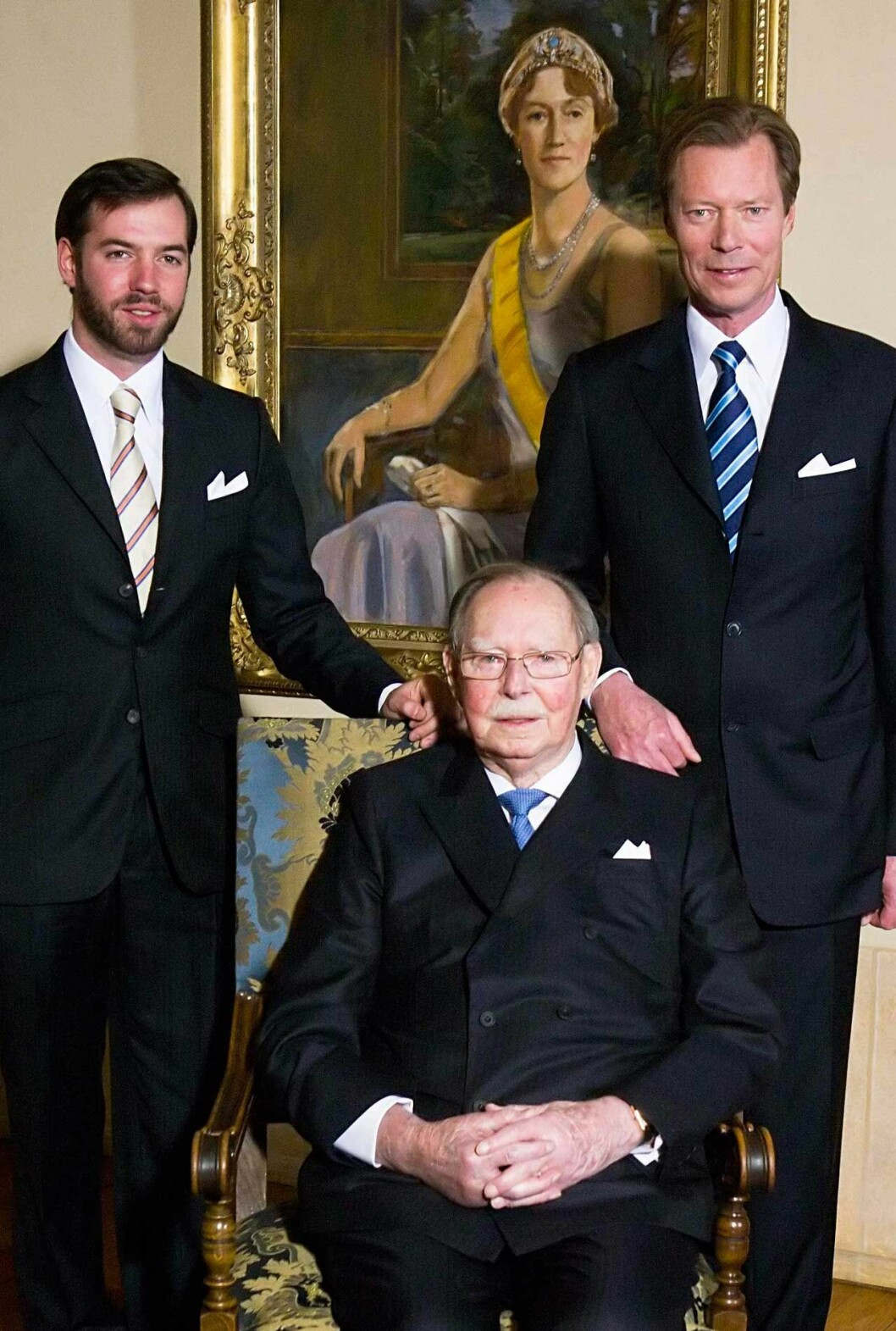 Tre generationer. Storhertig Jean av Luxemburg med sin son storhertig Henri och sonson arvstorhertig Guillaume. Tre generationer. Storhertig Jean av Luxemburg med sin son storhertig Henri och sonson arvstorhertig Guillaume.