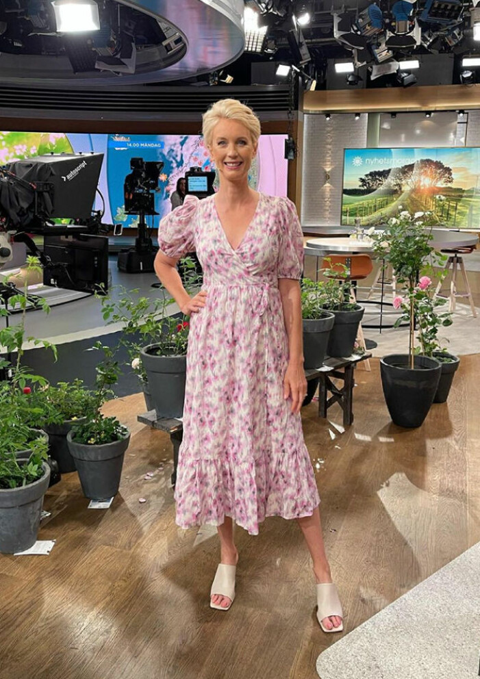jenny strömstedt blommig omlottklänning i TV4 Nyhetsmorgon