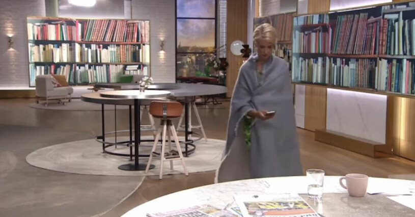Jenny lunkar fram mot kaffekoppen helt ovetandes...