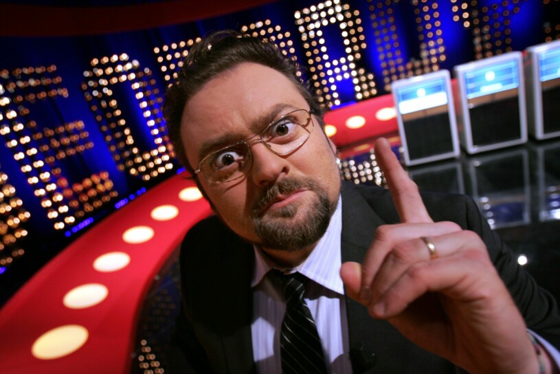 Adam Alsing gjorde stort avtryck som programledare för Jeopardy trots den korta tiden. Adam Alsing i Jeopardy-studion.