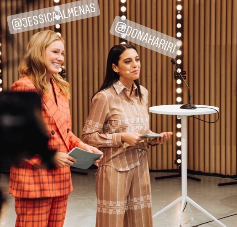 Jessica Almenäs var moderator – klädd i Victorias favoritkostym. Jessica Almenäs rutig kostym byxdress By Malina