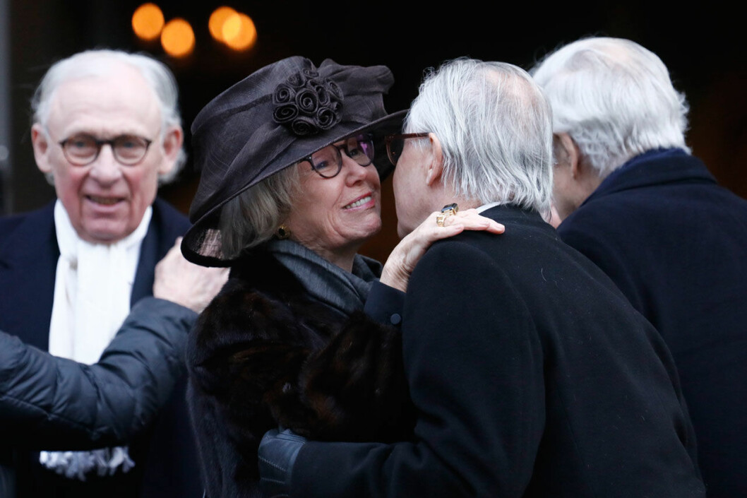 Jill Bernadotte hälsar på prinsessan Christinas man Tord. Jill Bernadotte hälsar på prinsessan Christinas man Tord på Dagmar von Arbins begravning.