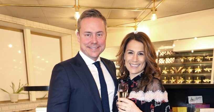 Jill Johnson och särbon Mattias Elg har 100 mil till varandra. Med det stoppar dom inte.