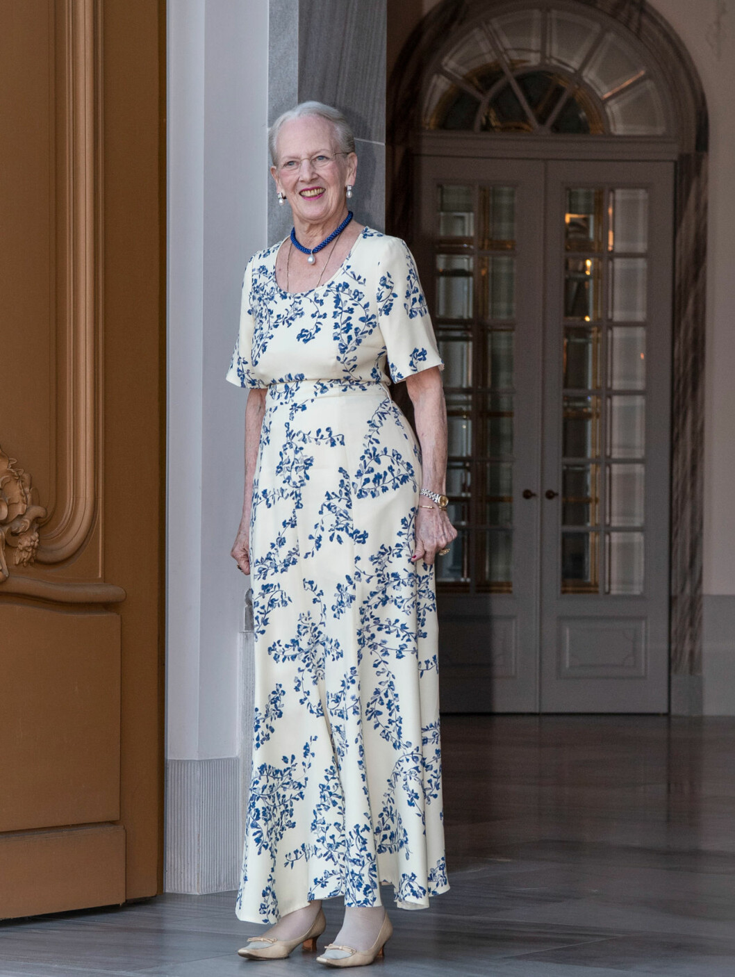 Värdinnan själv i sin snygga smokingklänning. Drottning Margrethe