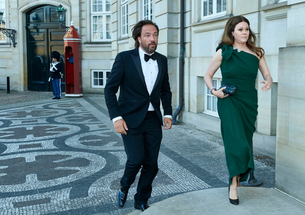 Länsgreve Wedell med fru i full galopp. Länsgreve Wedell med fru