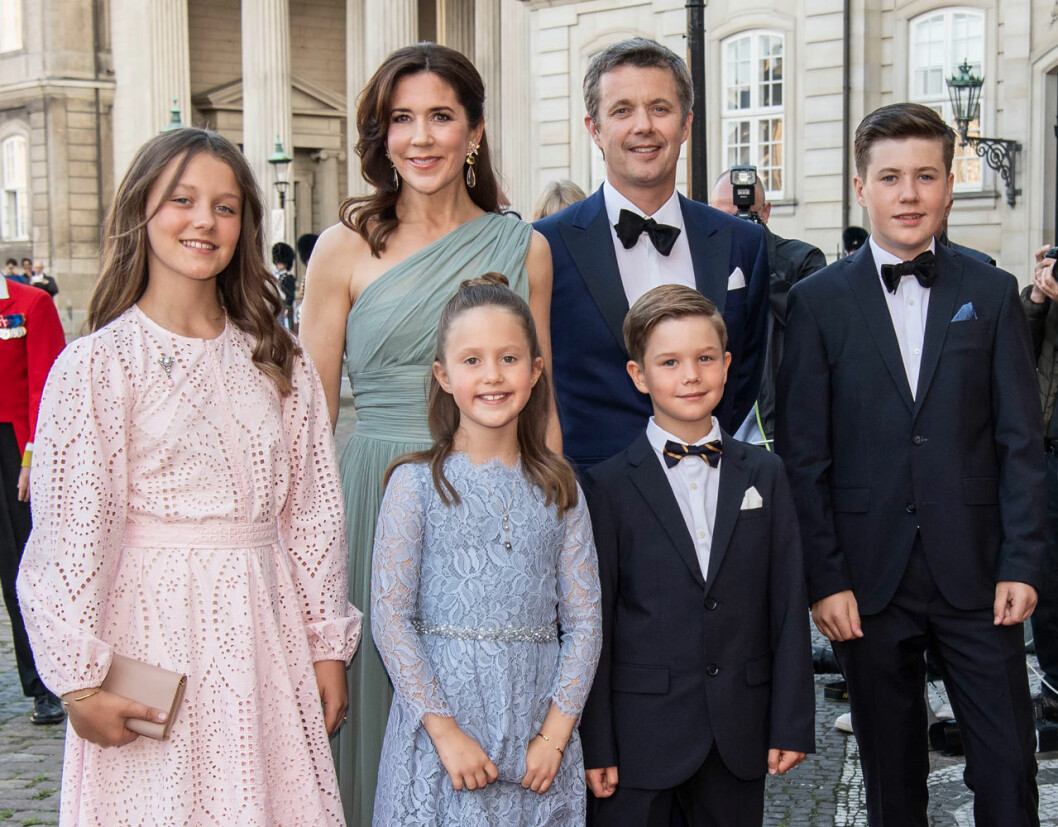 Mary och Frederik med sina fyra barn: prinsessan Isabella, 12, prinsessan Josephine, 8, prins Vincent, 8, och prins Christian, 13. Mary och Frederik med sina barn