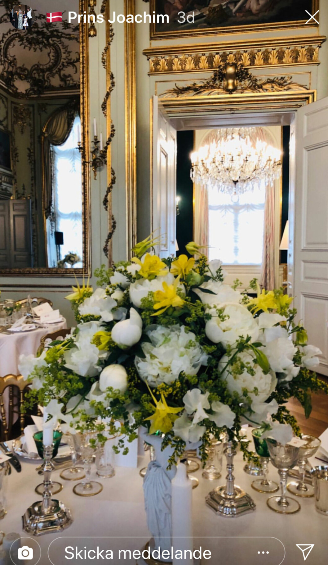 Detta var en privat fest, men det danska hovet la ändå ut en bild på dukningen på Instagram. Gröna glas och vita pioner som du ser. Dukningen i Riddersalen på Amalienborg under prins Joachims 50-årsmiddag.