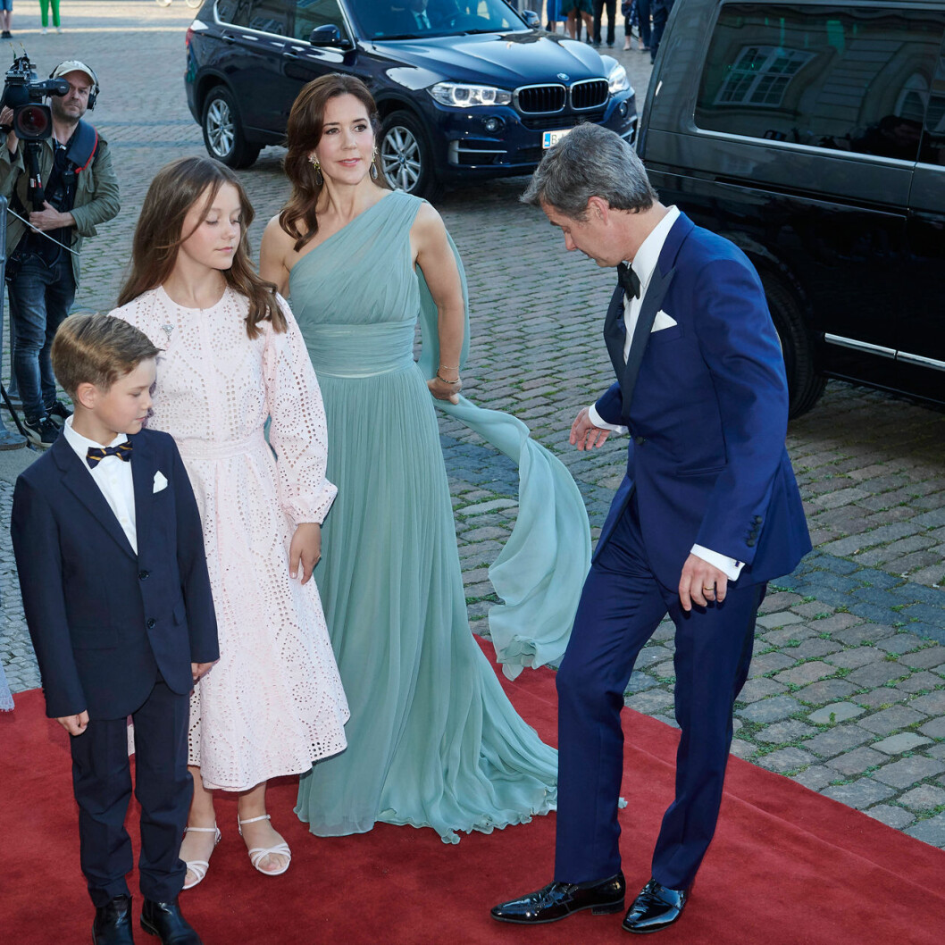 Mary och hennes flygande chiffong. Kronprins Frederik nära trampa på Marys scarf