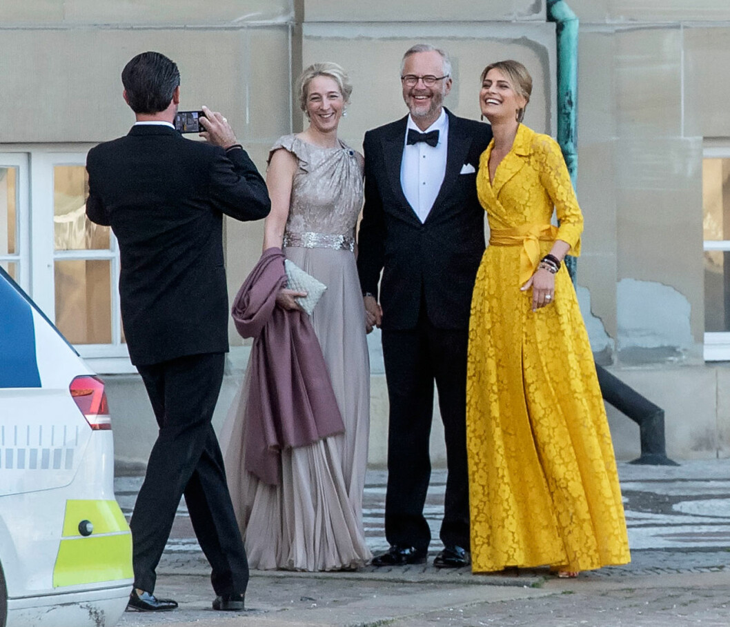 Prins Nikolaos plåtar sin fru och Berleburg-prinsessan Alexandra med man… Prinsessan Alexandra och prinsessa Tatiana tar en selfie.