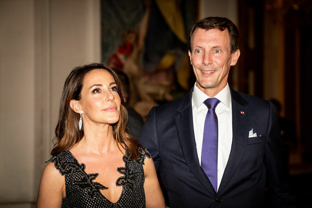 Joachim och Marie har flyttat till Frankrike tillfälligt medan Joachim genomgår en tuff militärutbildning. Marie och Joachim
