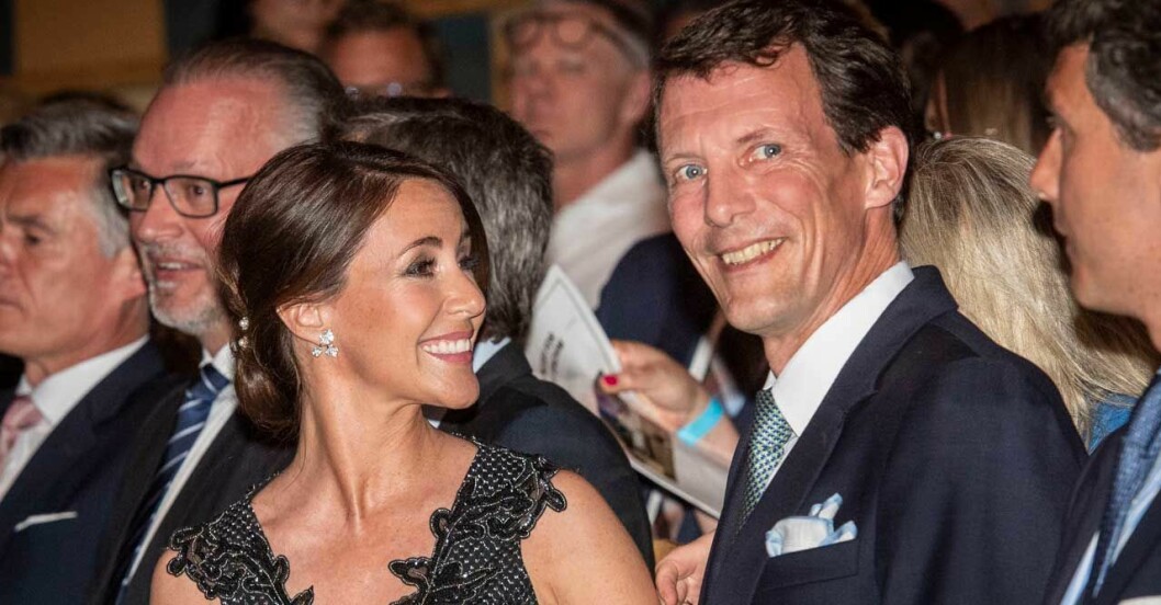 Prins Joachim och prinsessan Marie har flyttat till Paris och deltar inte i det kungliga arbetet i så stor utsträckning. Därför blir Marys roll viktigare och viktigare. prins Joachim och Marie