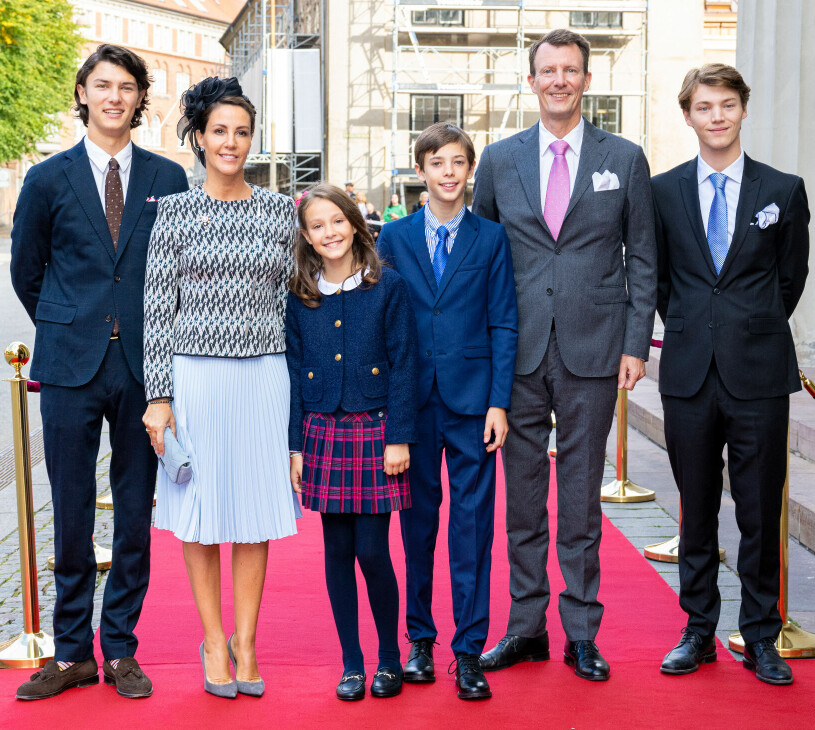 Barnbarnen som drabbas av nedgraderingen. Nu flyr de landet. Prins Joachim och prinsessan Marie med sina barn Felix, Athena, Henrik och Felix