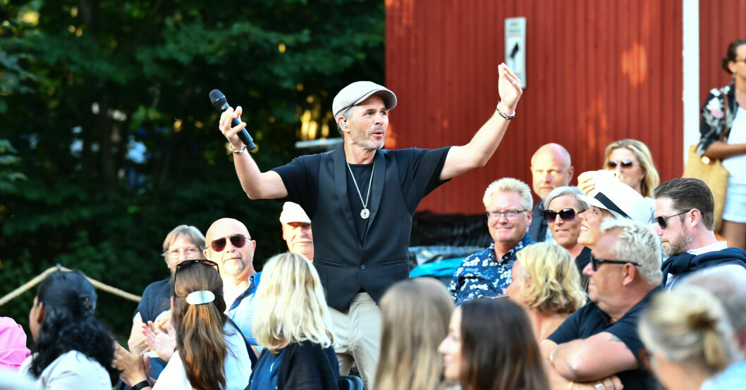 Peter Jöback taggar i gång publiken.