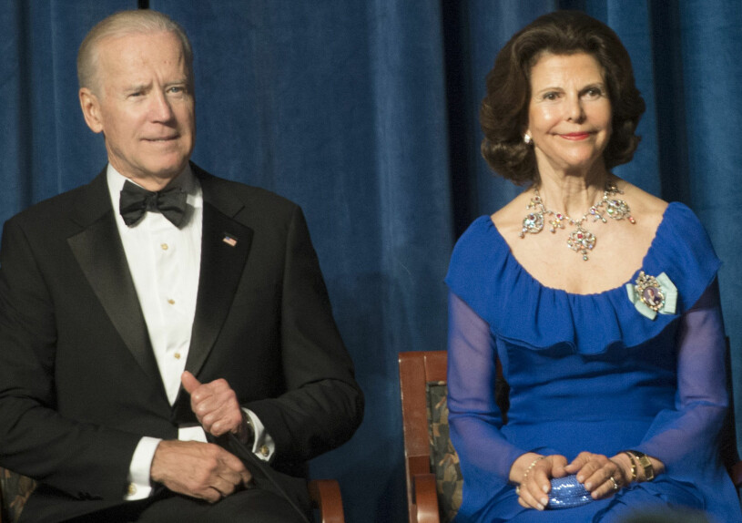 Diplomatic dressing! Mr Biden med drottning Silvia, som valt färgen på klänningen från den amerikanska flaggan. Joe Biden USA:s president Drottning Silvia