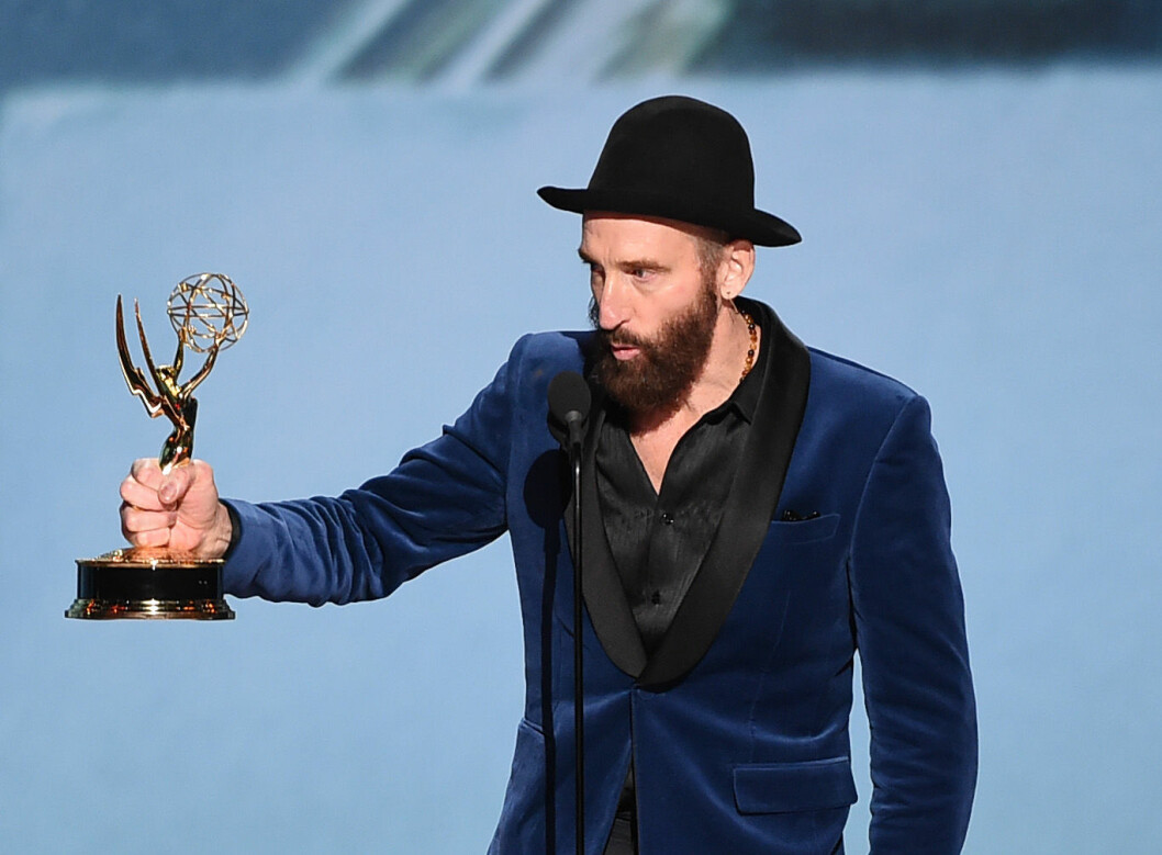 Johan Renck tar emot sin Emmystatyett på årets gala, 2019. Johan Renck