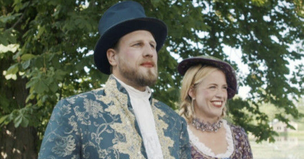 Susanna och Johan under maskeraden i Gift vid första ögonkastet.